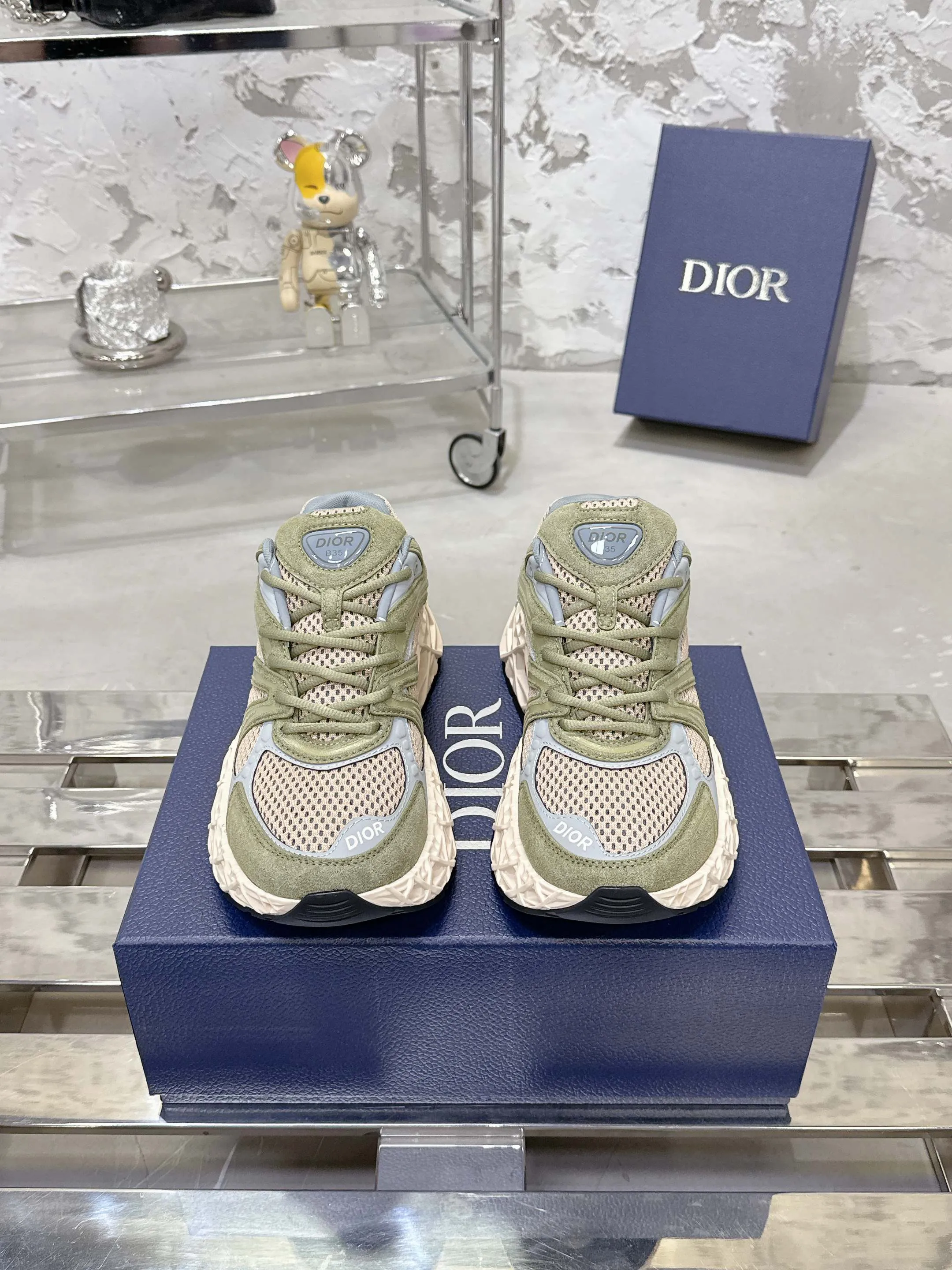 Factory price 780💰 Top version! ! ! Dior (B35) DIOR spring and summer men's wear show, the show was held at the Valle de Grasse School in Paris. Kim Jones drew inspiration from the works of South African artist Hylton Nel. The details of the shoes, clog soles and tribal elements, cleverly blended luxury craftsmanship and practicality, with fresh childishness and bright temperament, creating a new season hot spot. Dior KAWA Dior co-branded casual sports shoes reinterpret running shoes with Dior's high-end style. B35 is made of fine-textured leather and mesh fabric materials. It can be worn in all seasons, is comfortable and breathable, and has multiple lines on the shoe body to outline details. It has a full retro three-dimensional feel and can create a casual look all year round! Fabric: Cowhide/customized cloth material Lining: Imported breathable mesh Outsole: Original molded outsole Size: 39-46 (customized at 45.46)